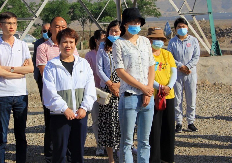 紅果子鎮(zhèn)黨委書記陳筠平、鎮(zhèn)人大主席韓玉蘭蒞臨興康恒潤種植基地觀摩了解情況