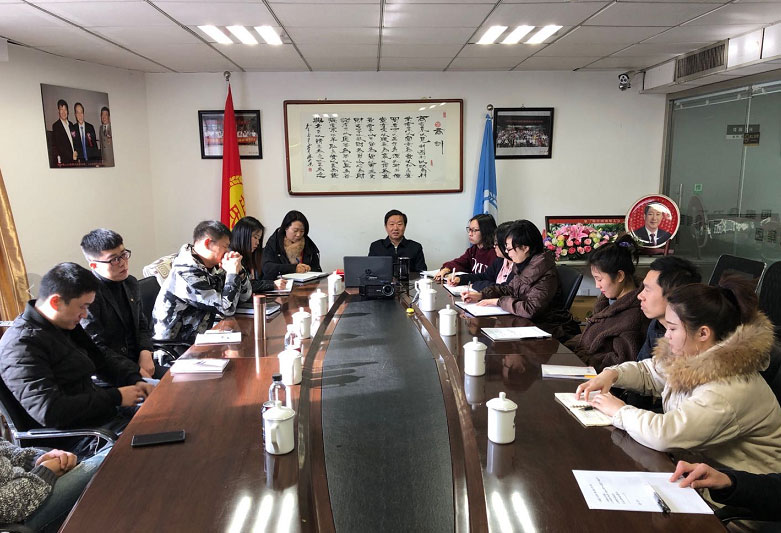 岳氏集團(tuán)董事長(zhǎng)、中醫(yī)藥康養(yǎng)委員會(huì)主任岳平安與北京全球商源文化傳播公司簽訂戰(zhàn)略合作協(xié)議