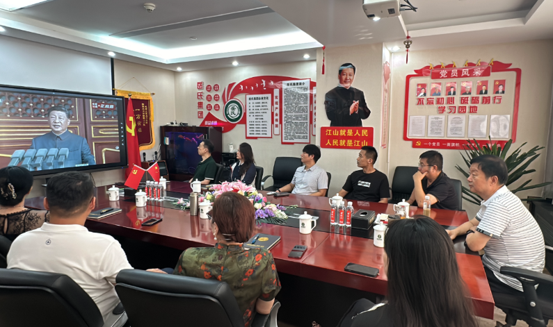 岳氏集團(tuán)組織觀看抗戰(zhàn)勝利閱兵，愛國情懷激蕩人心